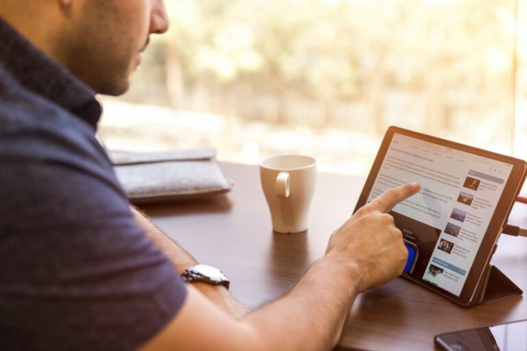 man using list on ipad at coffee bar